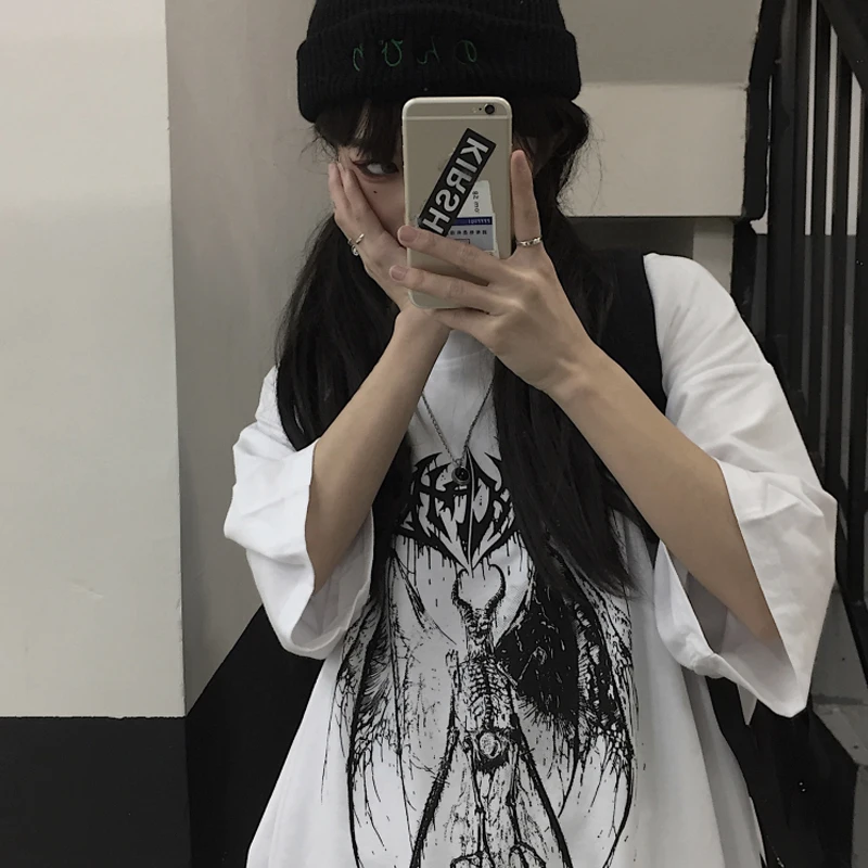 Impecable Camiseta Gótica Unisex para Hombre y Mujer