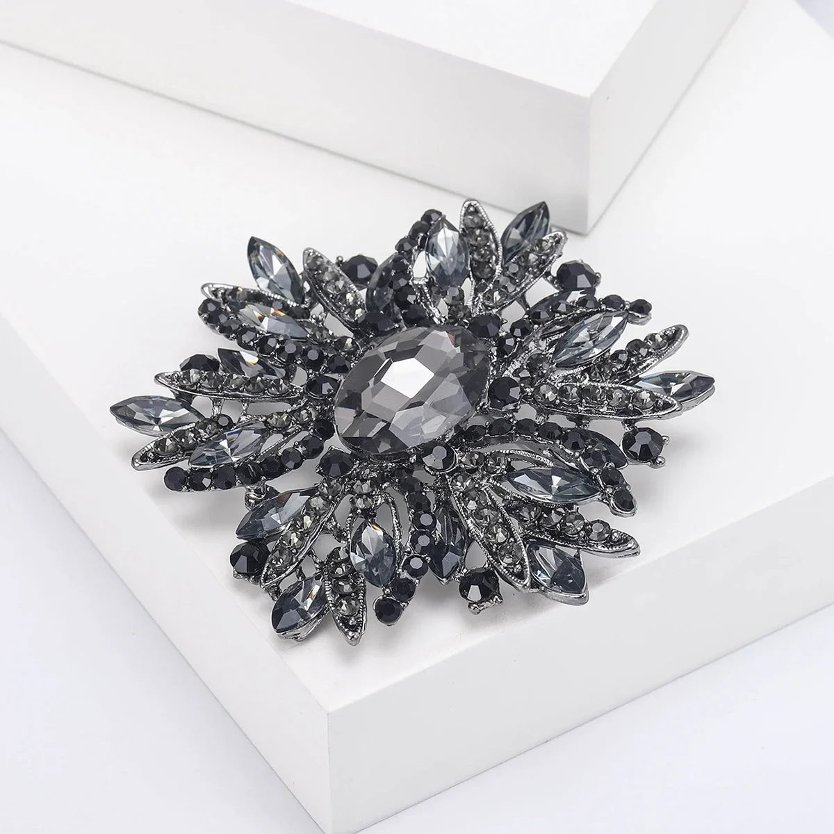 Fenomenal Broche De Flores De Cristal De Mujeres Fenomenal Broche De Flores De Cristal De Mujeres