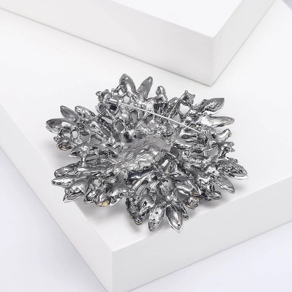 Fenomenal Broche De Flores De Cristal De Mujeres Fenomenal Broche De Flores De Cristal De Mujeres