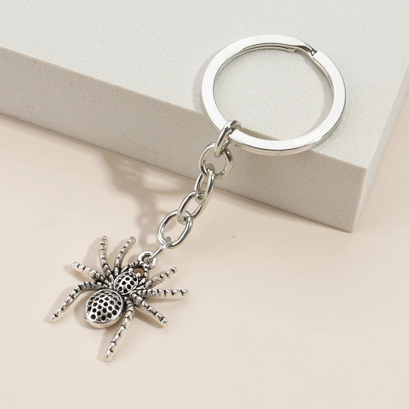 Llavero de metal con diseño de araña: estilo y originalidad en tus llaves