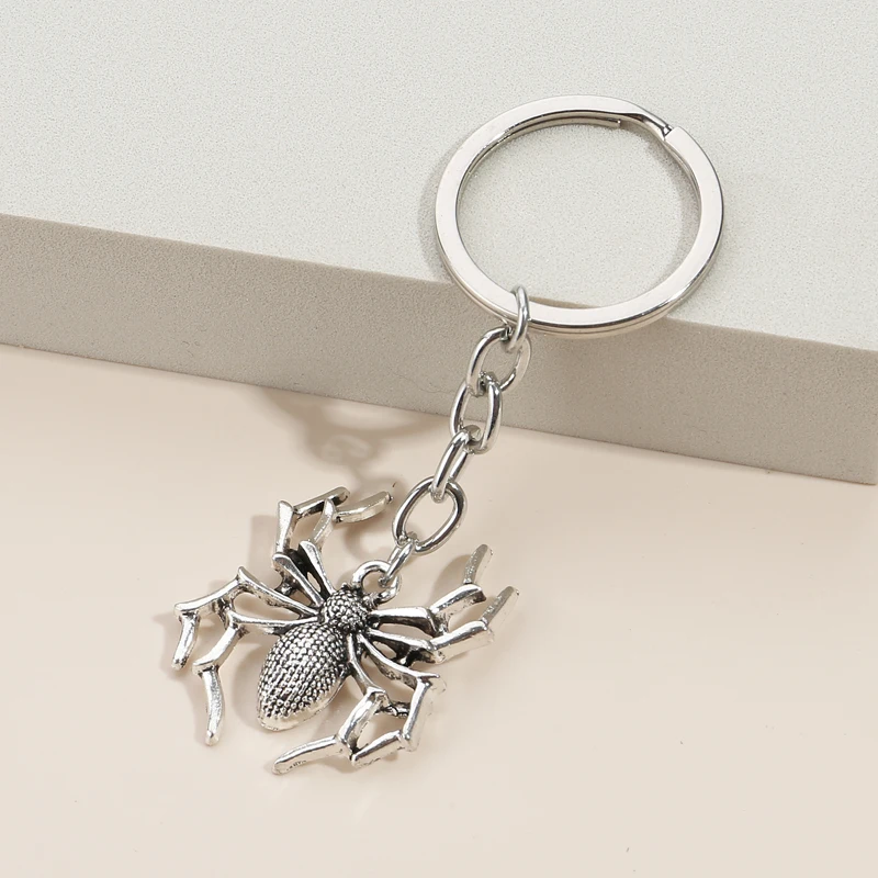 Llavero de metal con diseño de araña: estilo y originalidad en tus llaves