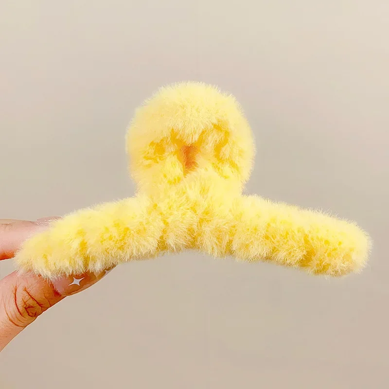 Pinza de pelo de piel sintética para mujer: estilo y comodidad en un solo accesorio