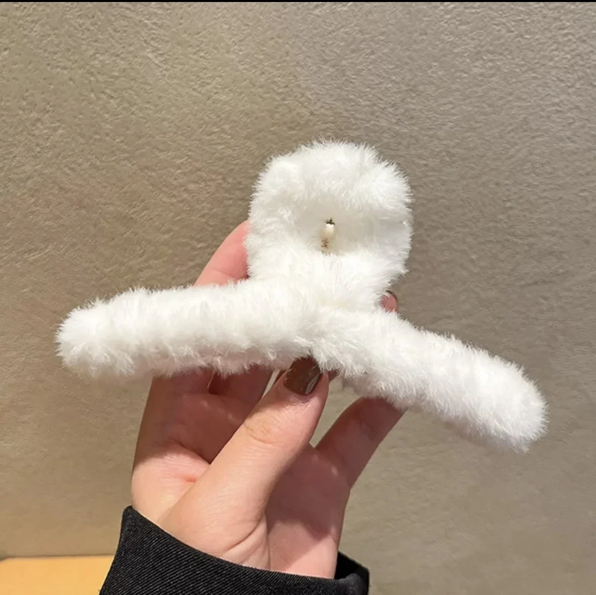 Pinza de pelo de piel sintética para mujer: estilo y comodidad en un solo accesorio