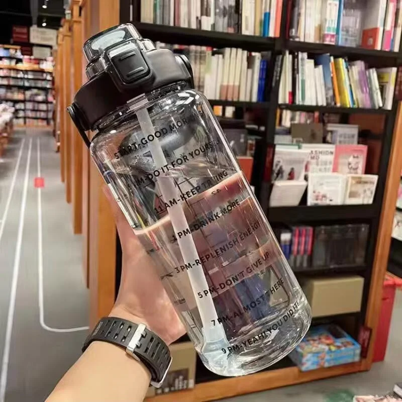 Botella de agua de 2 litros con pajita: hidratación fácil y práctica