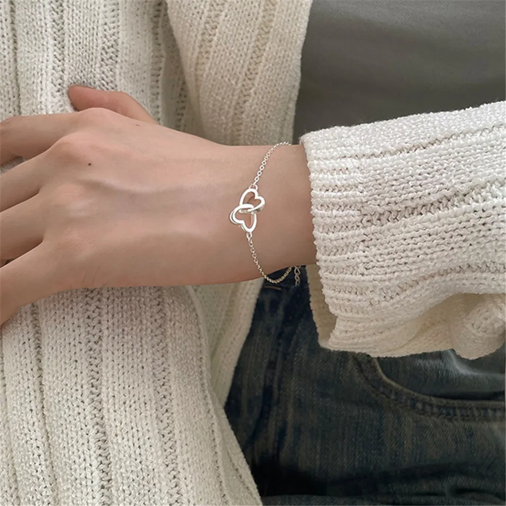 Brazalete De Corazones Pequeños: Elegancia Y Estilo Para Mujer Brazalete De Corazones Pequeños: Elegancia Y Estilo Para Mujer