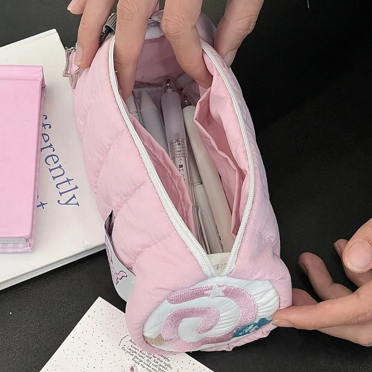 Estuche Escolar Amplio: Organiza Tus Útiles Con Estilo Estuche Escolar Amplio: Organiza Tus Útiles Con Estilo