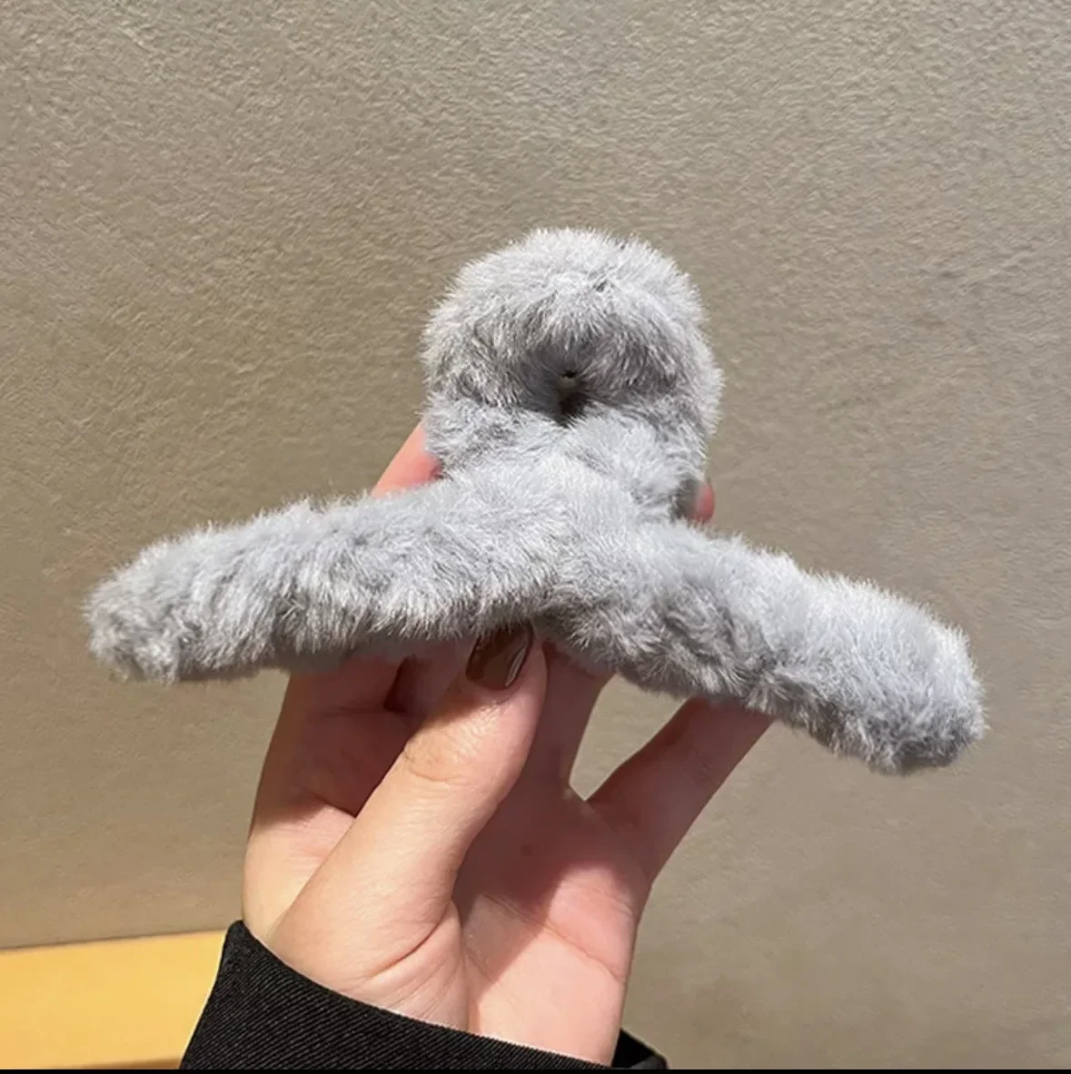 Pinza de pelo de piel sintética para mujer: estilo y comodidad en un solo accesorio
