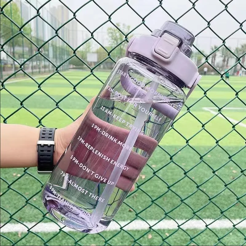 Botella de agua de 2 litros con pajita: hidratación fácil y práctica