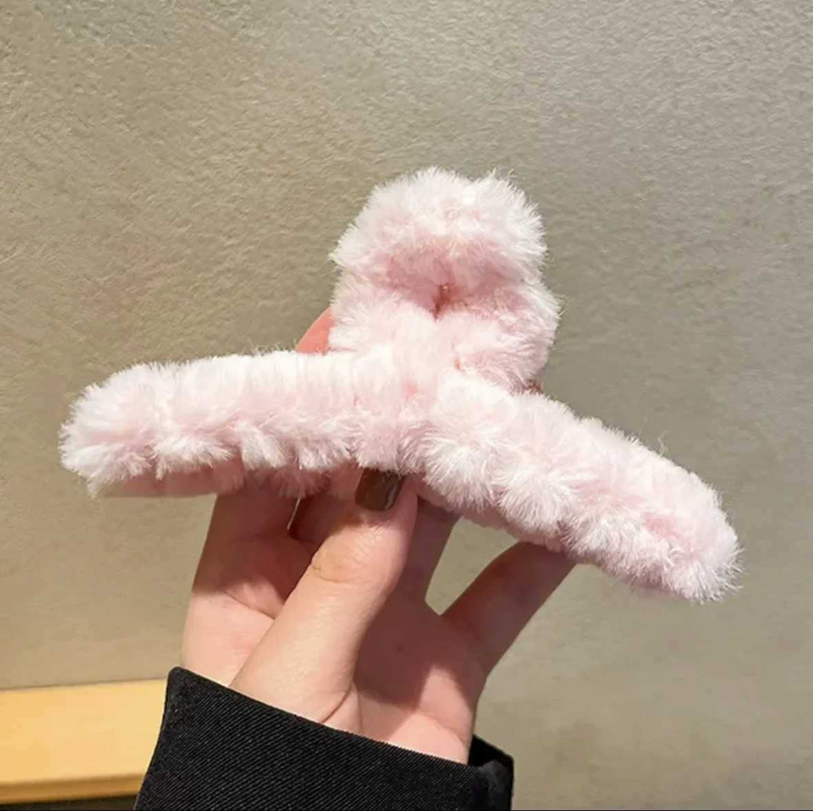 Pinza de pelo de piel sintética para mujer: estilo y comodidad en un solo accesorio
