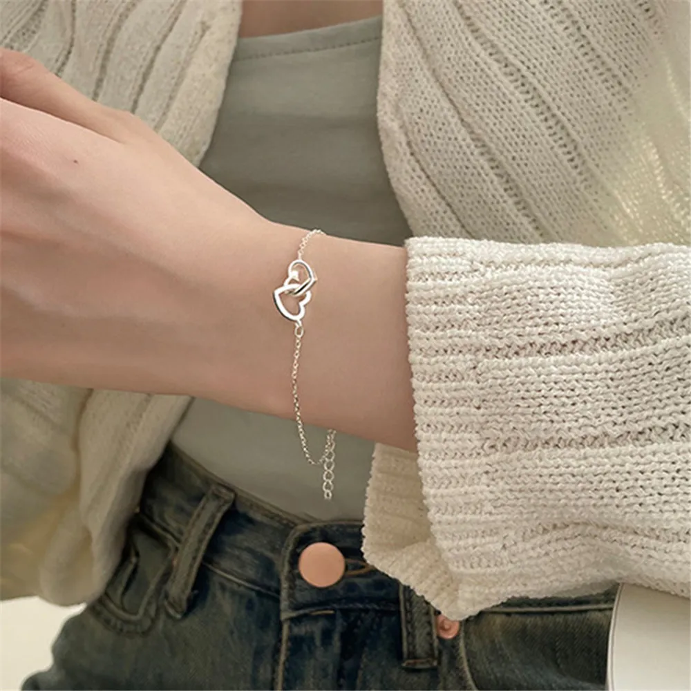 Brazalete De Corazones Pequeños: Elegancia Y Estilo Para Mujer Brazalete De Corazones Pequeños: Elegancia Y Estilo Para Mujer