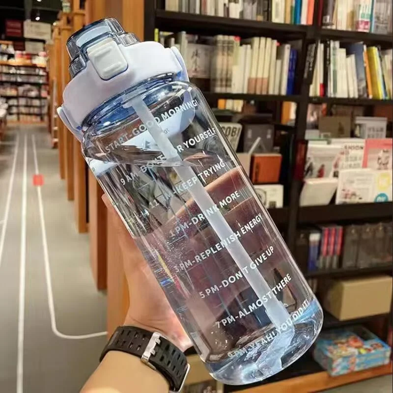 Botella de agua de 2 litros con pajita: hidratación fácil y práctica