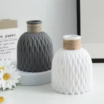 Florero de plástico: el complemento perfecto para decorar tu hogar
