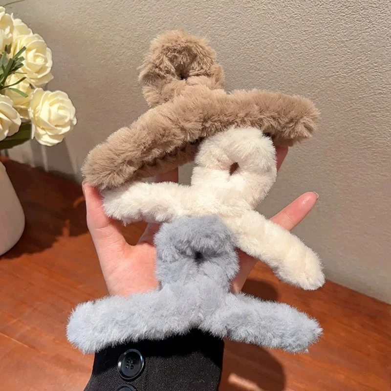 Pinza de pelo de piel sintética para mujer: estilo y comodidad en un solo accesorio