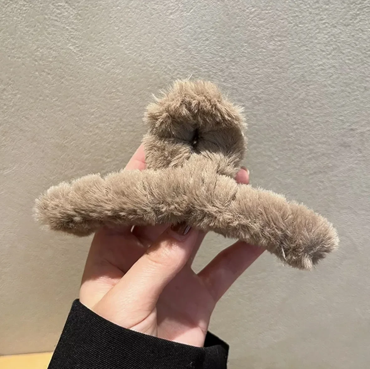 Pinza de pelo de piel sintética para mujer: estilo y comodidad en un solo accesorio