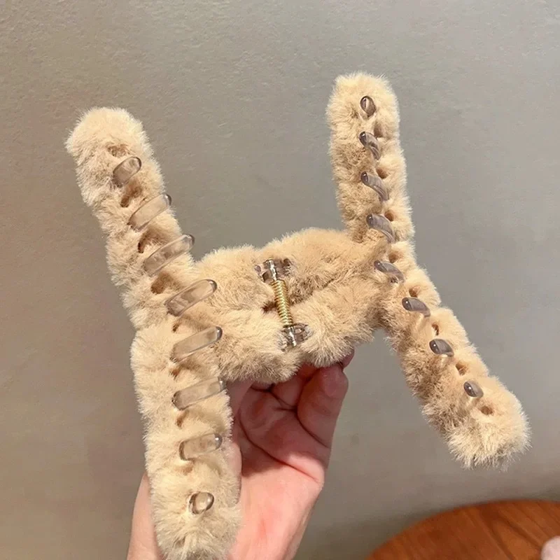 Pinza de pelo de piel sintética para mujer: estilo y comodidad en un solo accesorio