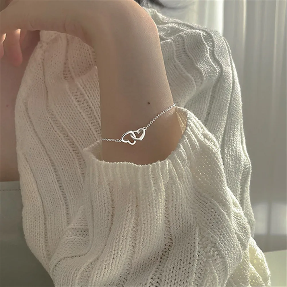 Brazalete De Corazones Pequeños: Elegancia Y Estilo Para Mujer Brazalete De Corazones Pequeños: Elegancia Y Estilo Para Mujer
