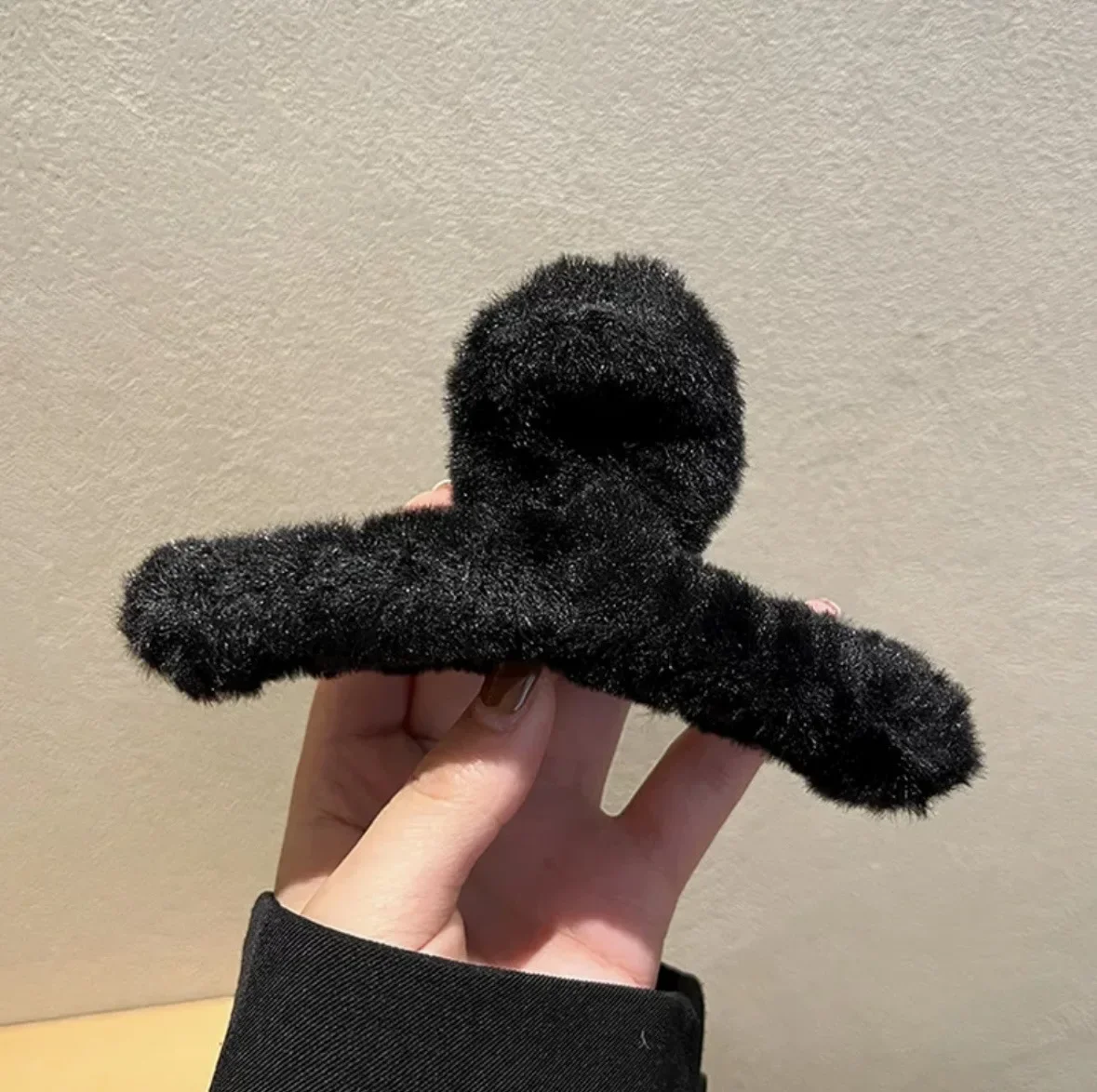 Pinza de pelo de piel sintética para mujer: estilo y comodidad en un solo accesorio