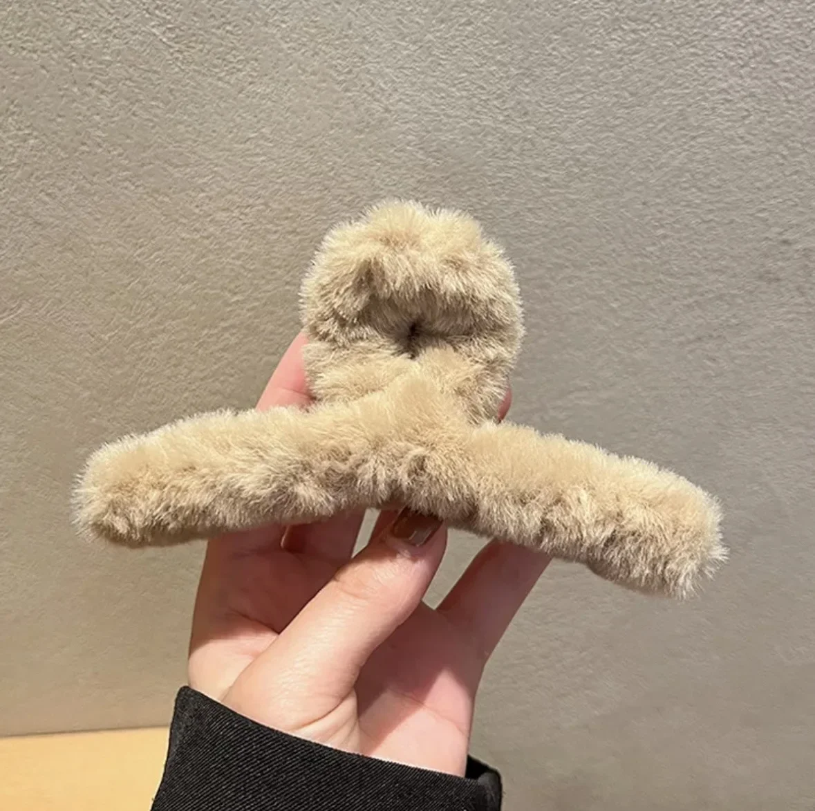 Pinza de pelo de piel sintética para mujer: estilo y comodidad en un solo accesorio