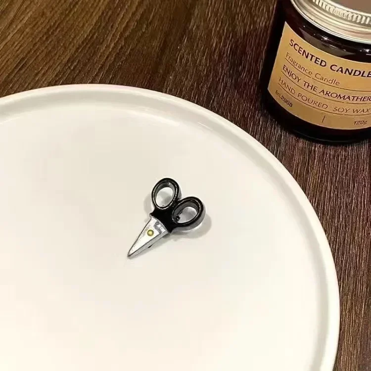 Eclipsa Con Estilo: Pinzas Innovadoras Para Transformar Tu Cabello